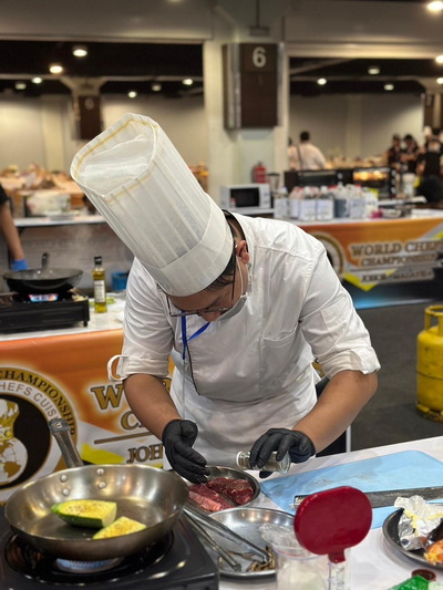 2-1.餐旅系黃廷崴同學參加「世界廚藝大賽」現場烹牛肉,展現在學校學習及訓練成果,榮獲金牌獎