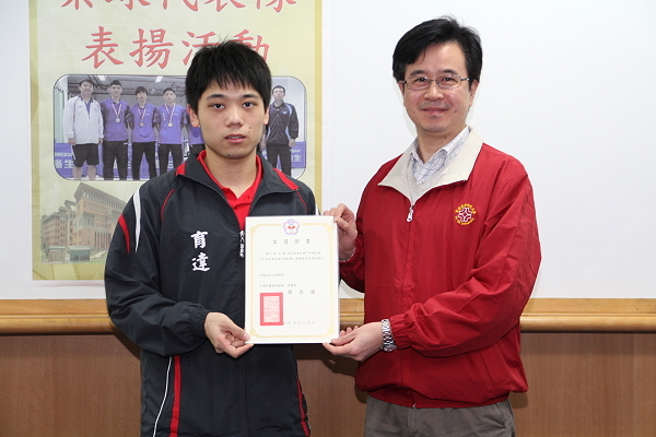 王育文董事长(右)颁发成人国手当选证书给洪子翔 - 