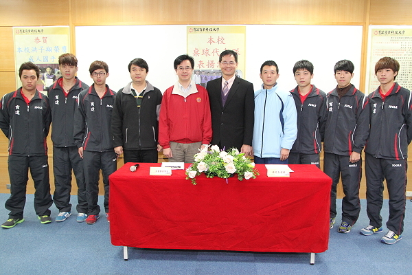 王育文董事長(左五)、陳建勝校長(右五)與桌球代表隊員、教練等人合影 - 