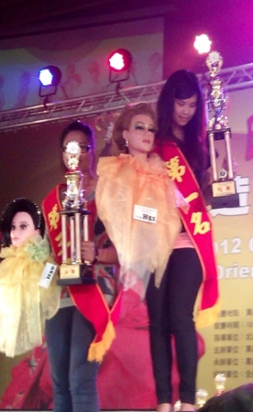 本校江芷娟、陈怡芳同学荣获冠军和季军的佳绩 - 
