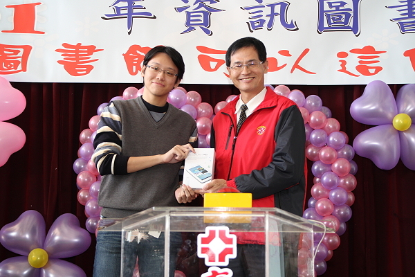 陳建勝校長（右）頒發Samsung平板電腦給幸運得主鍾惟安同學 - 