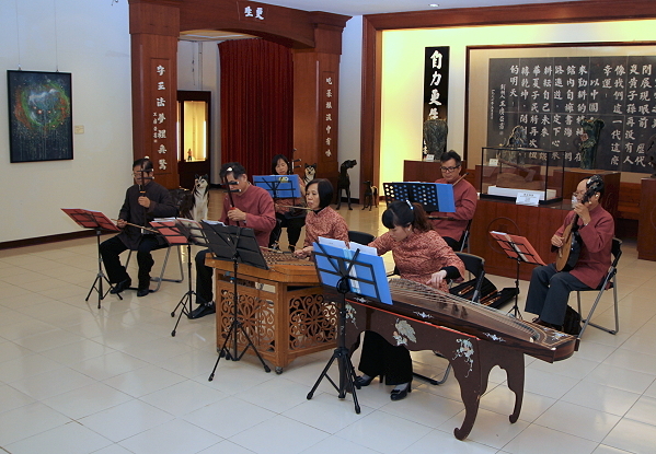 賴元龍老師（後排右一）與九陽樂團一同演奏國樂為開幕式開場 - 