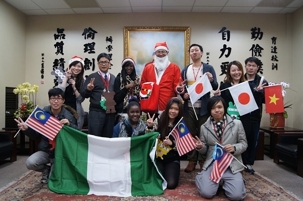 今年的圣诞节很国际 外国学生向校长报佳音 - 