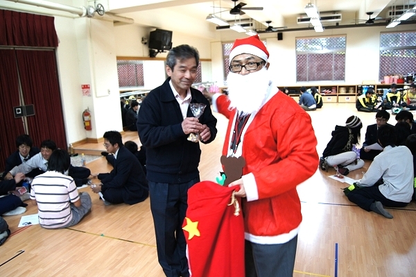 李義祥開發長化身為聖誕老人帶給同學們驚喜 - 