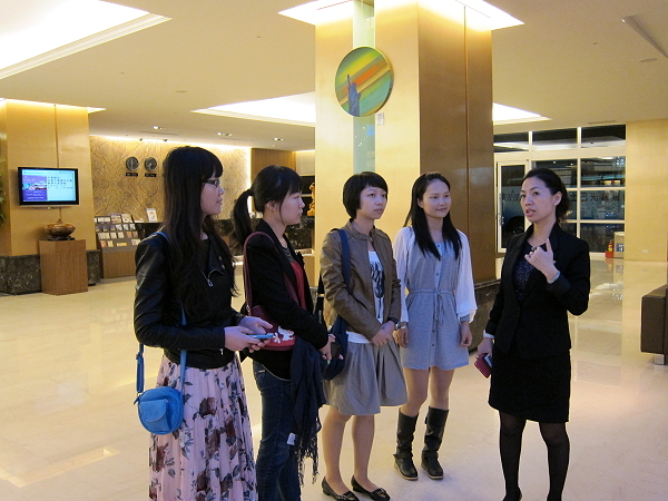 參訪教師們專心聆聽董愛珠副總經理(右一)的講解 - 