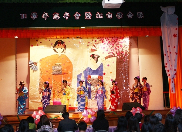 應日系學生於活動開場時表演日本傳統舞踊 - 