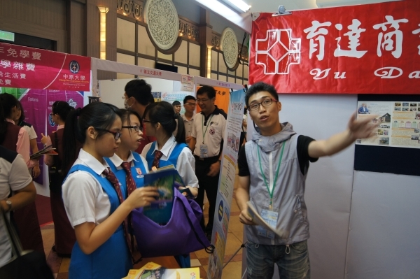 在本校念书的陈骏豪同学(右一)，以其马来西亚侨生的身分介绍本校并分享求学心得 - 