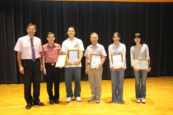 陳建勝校長(左一)頒獎給五名榮獲教師教學績優獎教師 - 