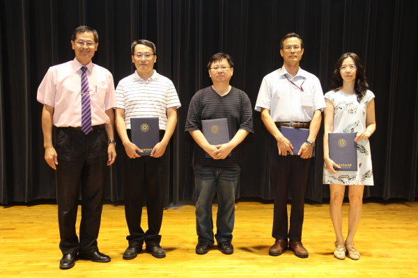  陳建勝校長(左一)頒獎給四名榮獲數位課程執行優良教師獎教師 - 