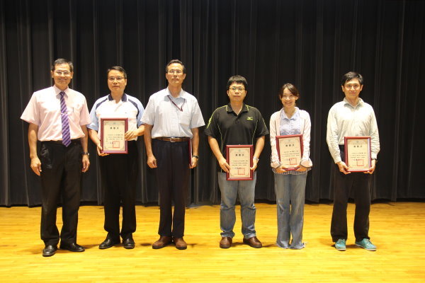 陈建胜校长(左一)颁奖给五名荣获中区特色校际课程奖教师 - 