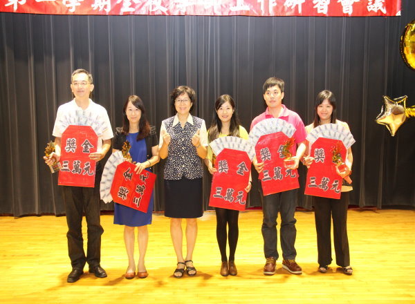  李丽华副校长(左三)颁奖给五名绩优导师 - 