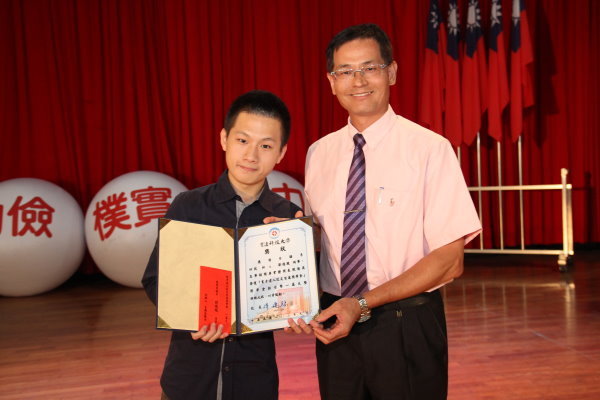 陈建胜校长(右)颁发奖学金肯定刘德骏同学 (左)的表现 - 