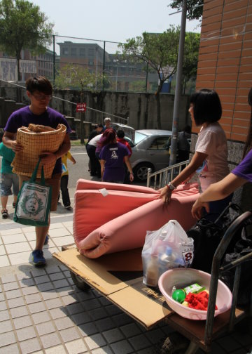 在服务志工们的协助下，住宿生行李很快就能送进宿舍 - 