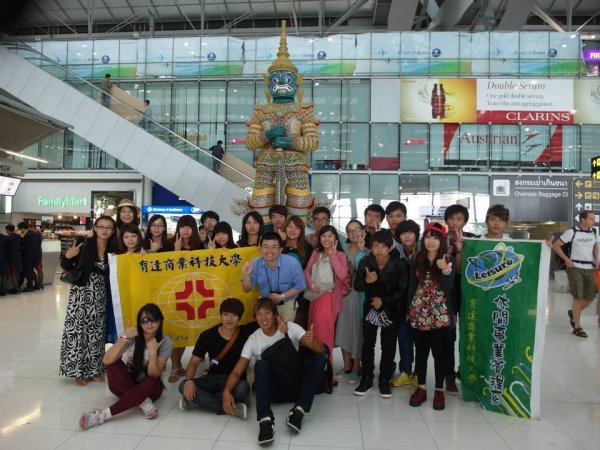 休管系參訪師生於泰國曼谷國際機場合影留念 - 