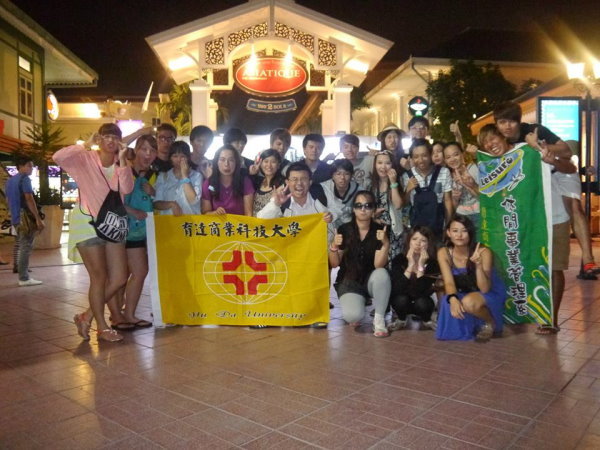 休管系參訪師生於泰國最有名的ASIATIQUE觀光夜市快樂合影 - 