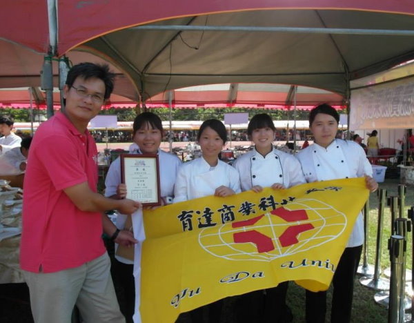 黄家洋老师(左)与范佩青、吴文绣、程羚、黄琼峤同学表现优异，为校争光 - 