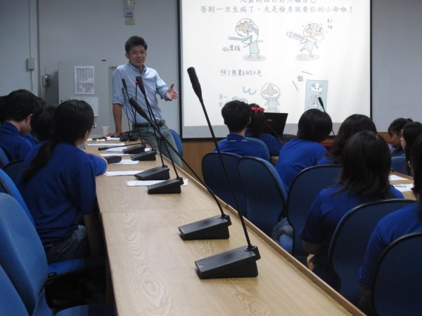 趙祺翔講師準備豐富的教材與同學互動良好 - 