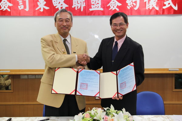 陳校長(右)與王董事長(左)簽訂策略聯盟合約 - 