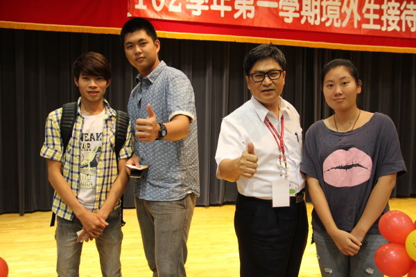 李义祥学务长(右二)与他所接待的同学们开心合影 - 