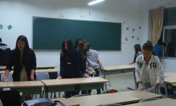 女同學們合力打掃教室 - 
