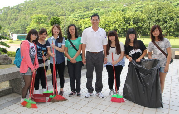 陳建勝校長(圖中)趁著和新生們一起打掃校園的機會，期勉大家 - 