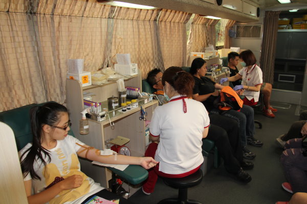 活动当天，捐血车上一直坐满着热情的捐血人 - 