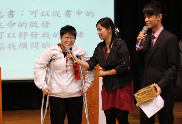 黄子玲同学(左一)积极参与活动，热情感染所有人 - 
