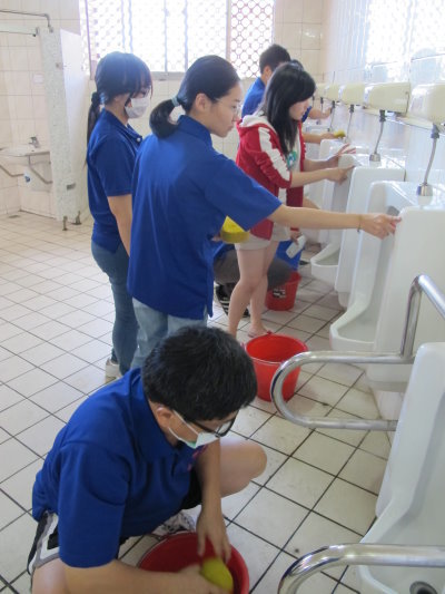 參與打掃活動的師生們都很認真的完成清潔工作 - 