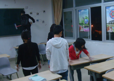 育達福外專班同學團結合作打掃教室 - 