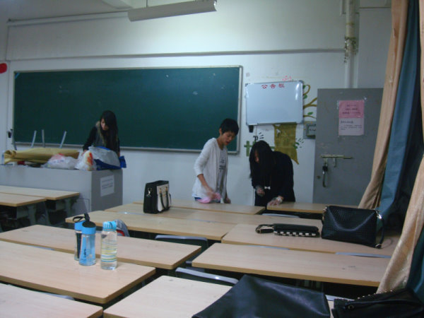 育達福外專班同學同心協力清潔教室桌面 - 