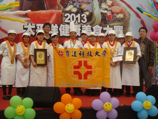 陳慶麟老師(右一)與黃家洋老師(左四)帶領兩組同學參賽獲獎，為校爭光 - 