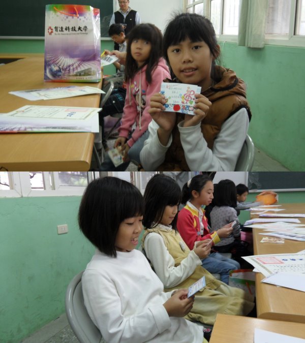 東興國小受獎學生高興地看著卡片 - 
