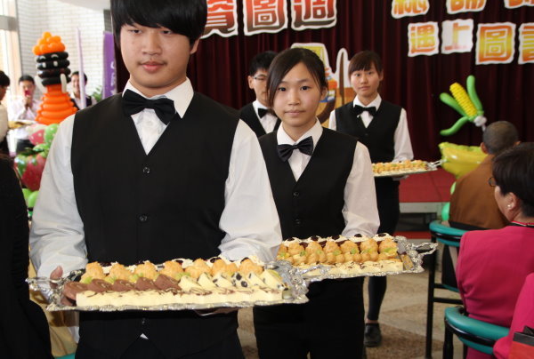 餐旅系同學捧著親手烘焙的點心表演上菜秀 - 