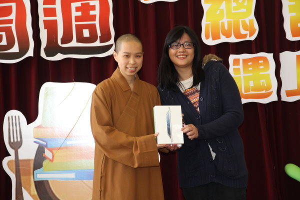 國際佛光會中華總會如瑄法師(左)抽出大獎iPad mini給蔡同學(右)。 - 