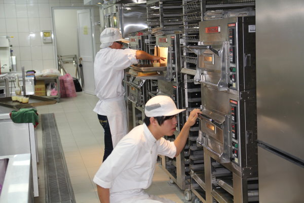  由于是不开火料理，许多同学选择烤箱来料理食材 - 