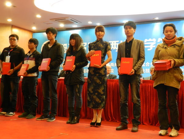比賽結果揭曉，陳宣妤同學(右三)代表領獎 - 