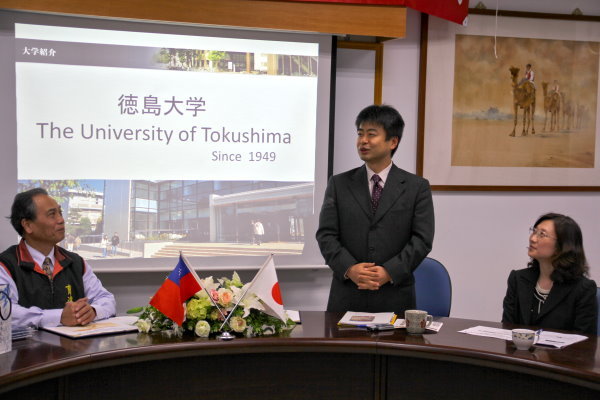 村上敬一副教授(图中)向大家介绍德岛大学 - 