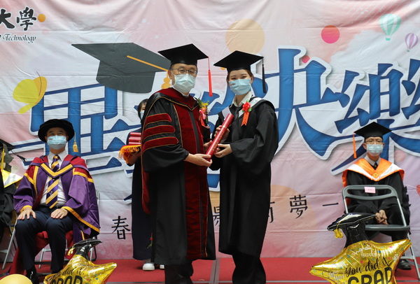 育达科大黄荣鹏校长颁授越南同学毕业证书