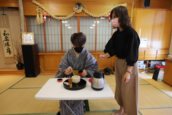 4.1.许锦华老师(图右)的茶道示范进行一种独特的茶道礼仪体验