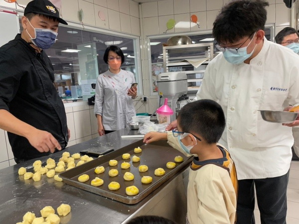 1-1.餐旅系學生耐心、細心的協助廣秀幼兒園小朋友完成烘焙每一個步驟