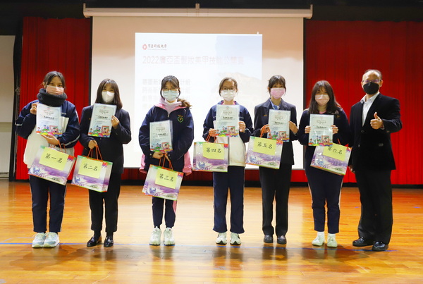 1-1.育达科大副校长龙清勇代表学校颁奖给比赛获奖同学