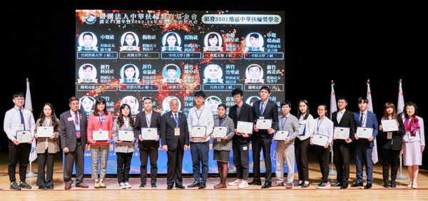 4-1.育达科技大学硕士生周欣仪(图右5)与陈玫妤(图右2)，上台接受颁奖