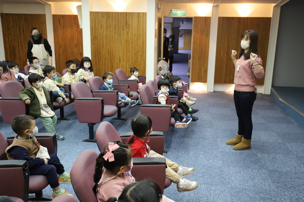 家声纪念图书馆叶美芳组长为幼儿园的小朋友介绍「Openbook好书展」与「SDGs主题书展」活动，让子朋友可以深入探索各种主题书籍