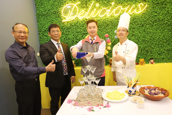 董事长王育文(图右2)、副校长龙清勇(图左1)及系主任邱文顼(图左2)为「实习餐厅」揭幕