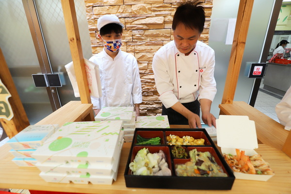 5-1.餐旅系首次在校园推出低油、低盐、低醣的健康餐盒「育达新台菜-功夫便当」