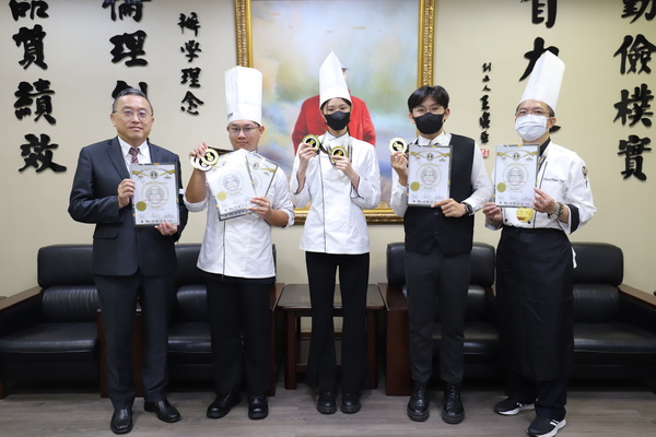 1-1.校長黃榮鵬慰勉餐旅系參加「世界廚藝大賽」獲獎師生