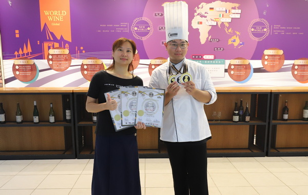 5-1.餐旅系黃廷崴同學參加「世界廚藝大賽」榮獲金牌獎與同為育達人的母親分享榮耀